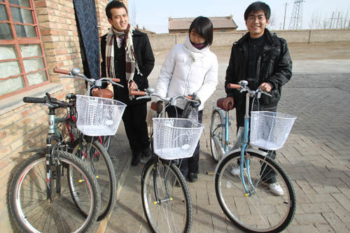 支教老师收到了崭新的自行车