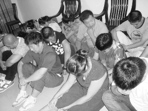 6月6日被警方控制的涉嫌传销人员。