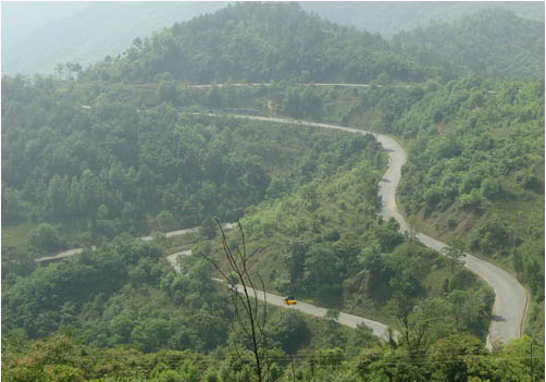 校车在曲折盘桓的山路中前行