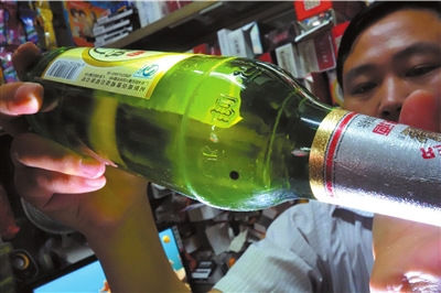 燕京啤酒内现黑色异物厂方称可能是酒瓶未洗净
