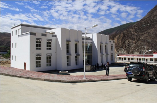 甘孜州副州长一行考察福能源葡萄酒研发中心