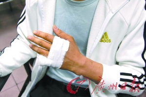 小伙为唤醒痴迷传销女友自断小指